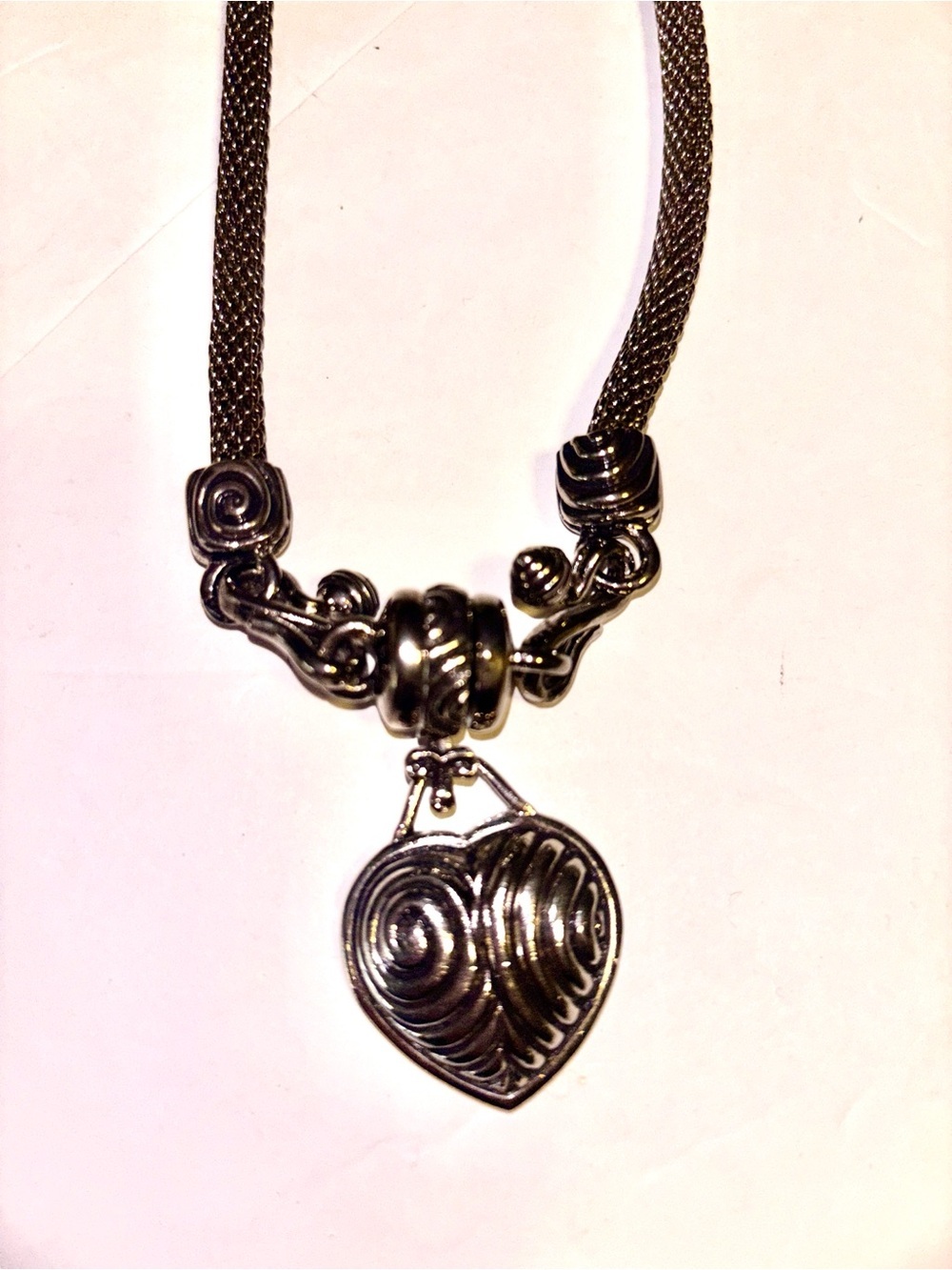 SILVER TONED HEART NECKLACE NO MARKINGS LOOKS LIKE A BRIGHTON DESIGN CHIC & FAB